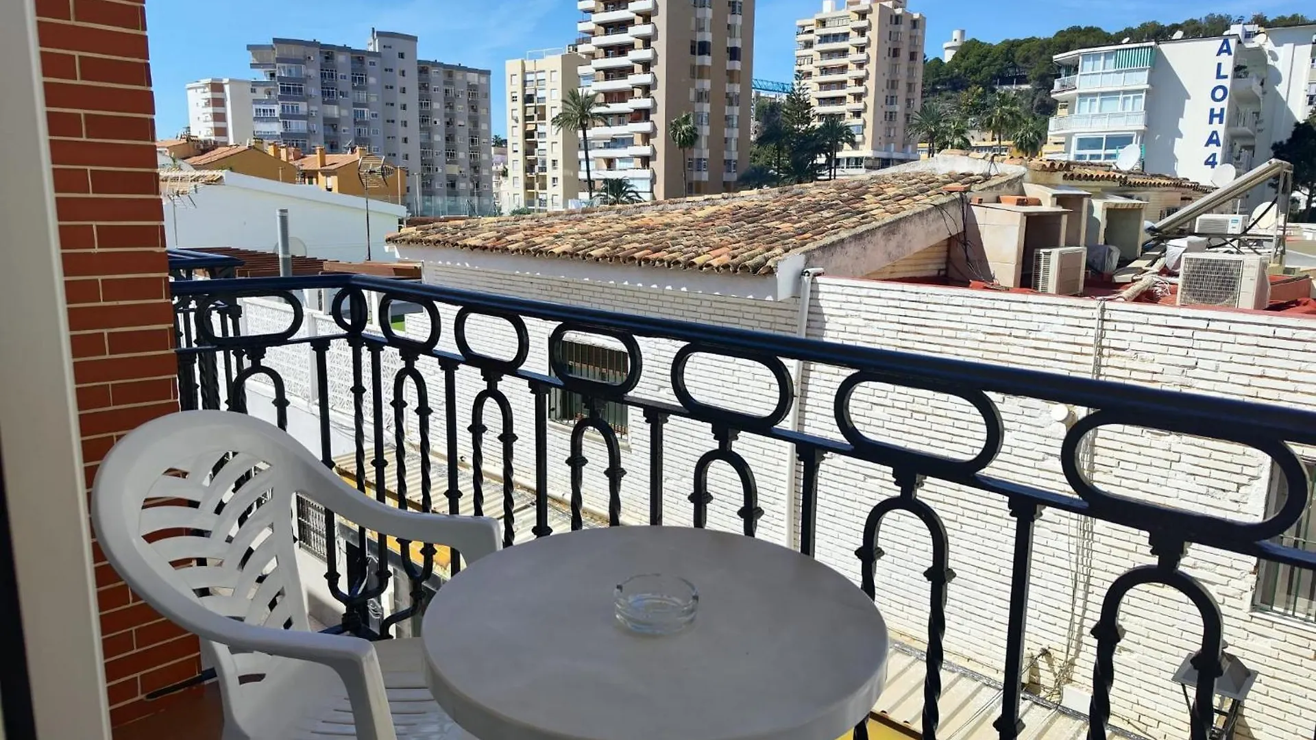 Apartamentos Leonor Carihuela Torremolinos