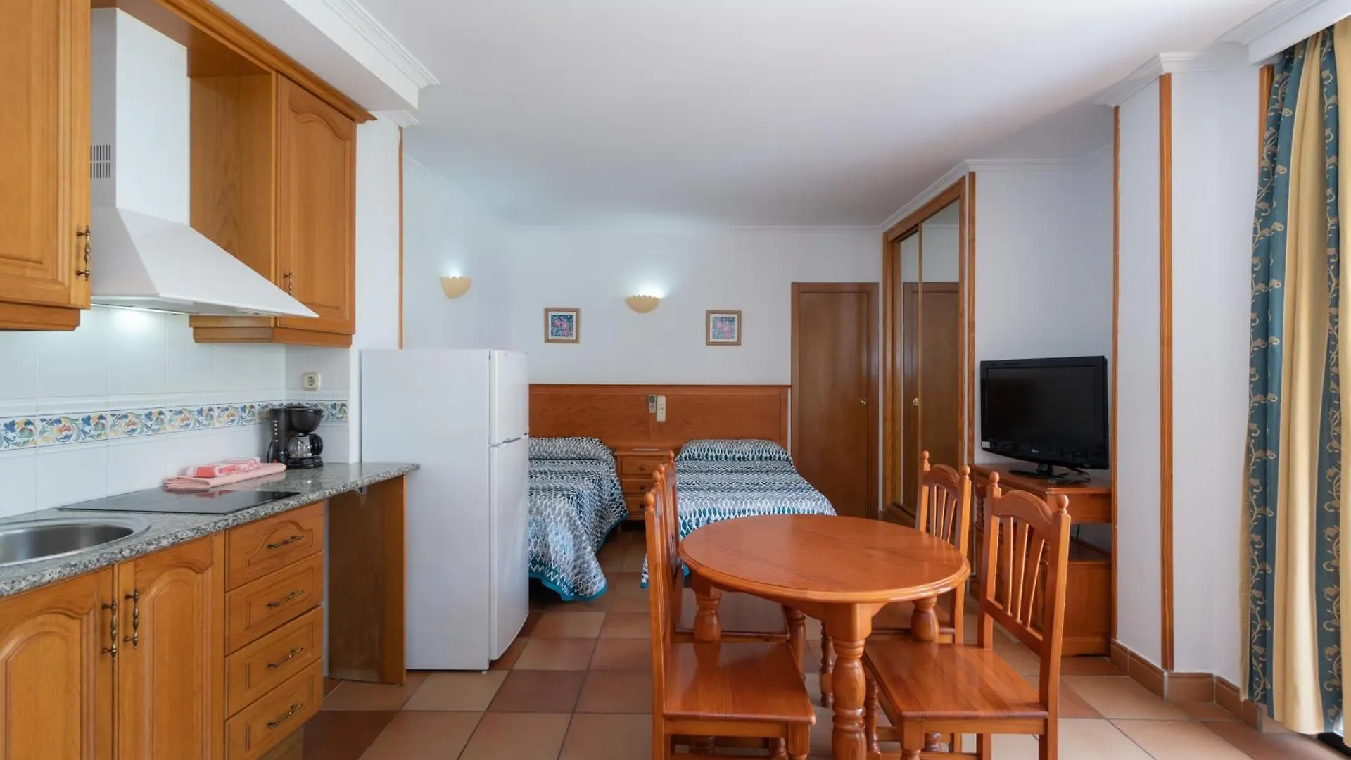 Apartamentos Leonor Carihuela Torremolinos 0*,